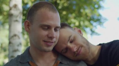 Yakışıklı, eşcinsel, erkek arkadaşının omzuna yaslanmış.