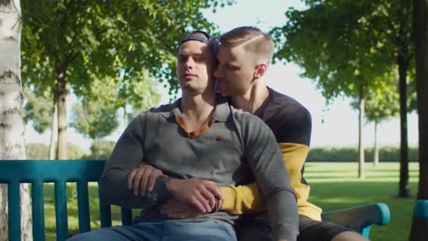 Mooie partners van hetzelfde geslacht hechting op park bank — Stockvideo