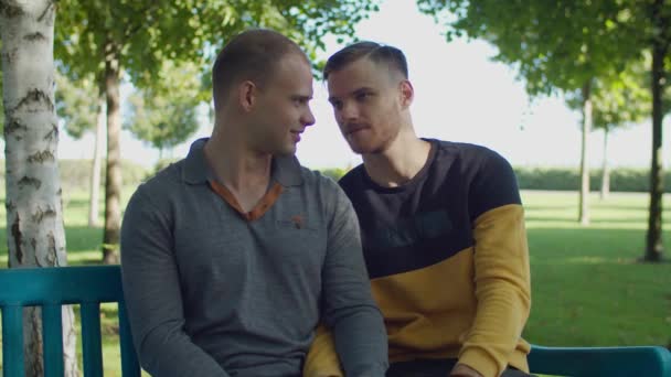 Romantische homoseksuele minnaars die samen tijd doorbrengen — Stockvideo