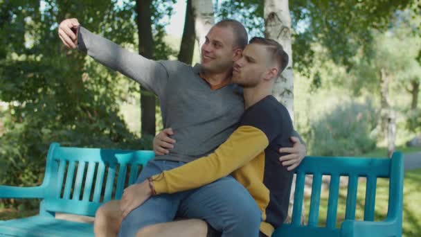 Carefree Stejnopohlavní pár pózující pro selfie shot — Stock video