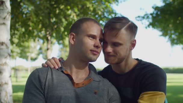 Apasionado amar gay pareja besos al aire libre — Vídeo de stock