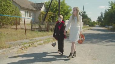 Cadılar bayramı kostümü giymiş kardeşiz, ziyafet çekmeye gidiyoruz.