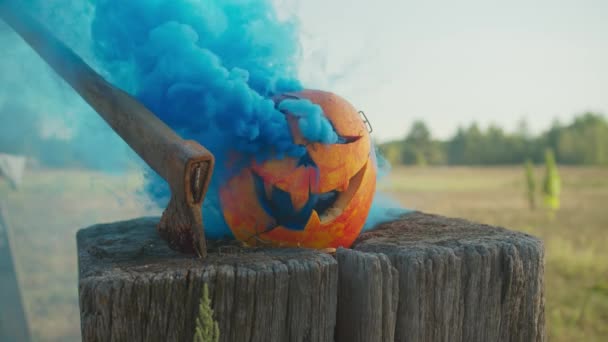 Krvavá sekera a halloween dýně s kouřem venku — Stock video