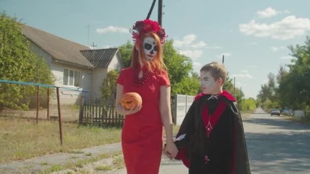 Mor och son trick eller godis på halloween — Stockvideo