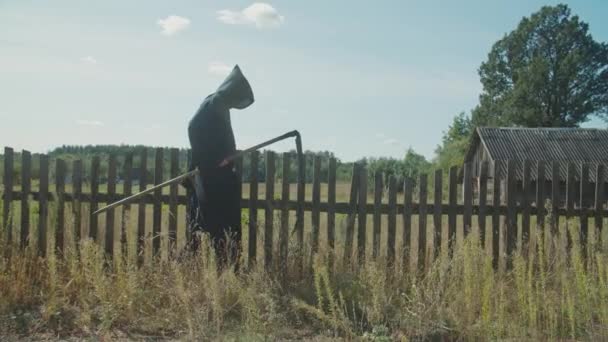 Ijesztő kaszás kaszával kísérti a lelkeket. — Stock videók