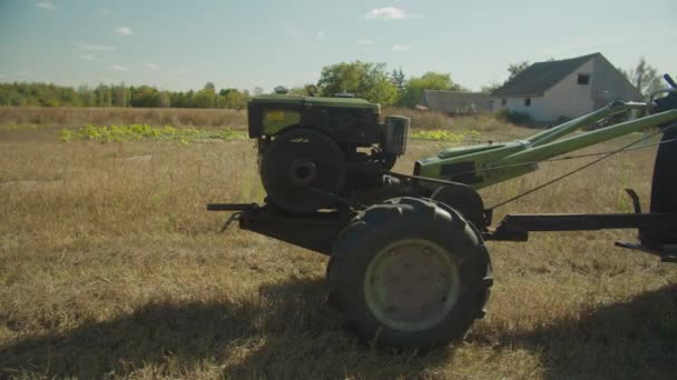 Menschen in Halloween-Kostümen auf Mini-Traktor unterwegs — Stockvideo