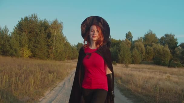 Bella strega bianca che cammina sulla strada sterrata al tramonto — Video Stock