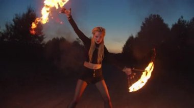 Cadılar bayramında yanan pençeleri olan dişi vampir.