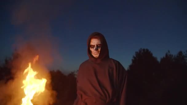 Grim Reaper avec scythe brûlante terrifiante dans l'obscurité — Video