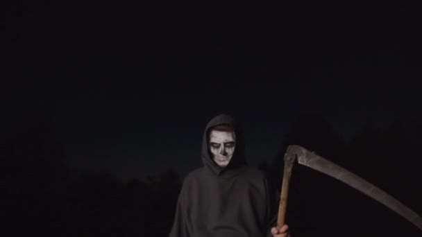 Scary death reaper with scythe creeping at dusk — Stock Video