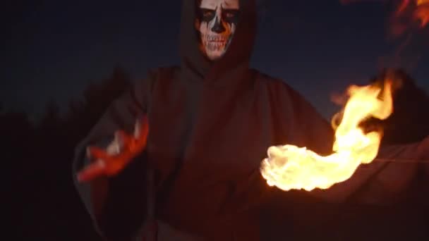 Жуткий ангел смерти вызывает огненный шар в сумерках — стоковое видео