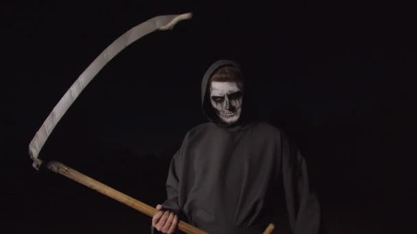 Muerte aterradora sosteniendo la guadaña en la noche de Halloween — Vídeo de stock