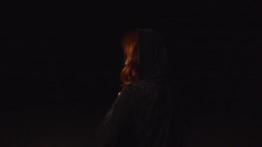 Büyücü kadın geceleri dışarıda mum söndürüyor.