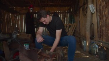 Kutsal Ölüm Kadını, insanı öbür dünyaya götürmek için geliyor.