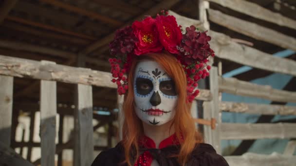 Santa muerte maquillage femme regardant mystérieusement — Video