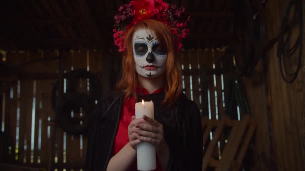 Przerażający Mikołaj muerte trzymając płonącą świecę w szopie — Wideo stockowe