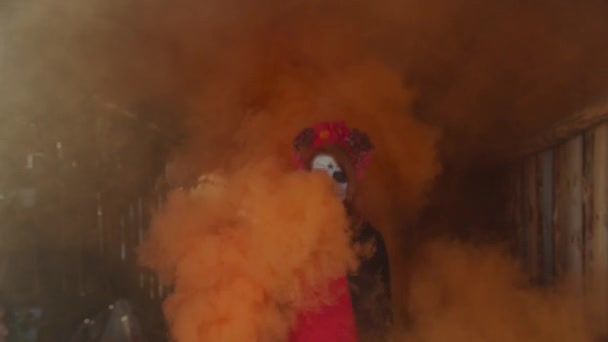 Santa muerte afkomstig van oranje rook binnen — Stockvideo