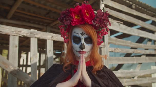 Santa muerte avec les mains pliées dans la prière en plein air — Video