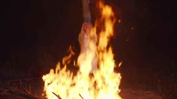 Bruxa branca herética queimando na fogueira à noite — Vídeo de Stock