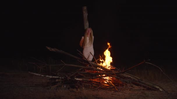 Execução de feiticeira queimando em jogo à noite — Vídeo de Stock