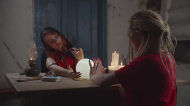 Kristal küreyle geleceği arayan mistik kadınlar