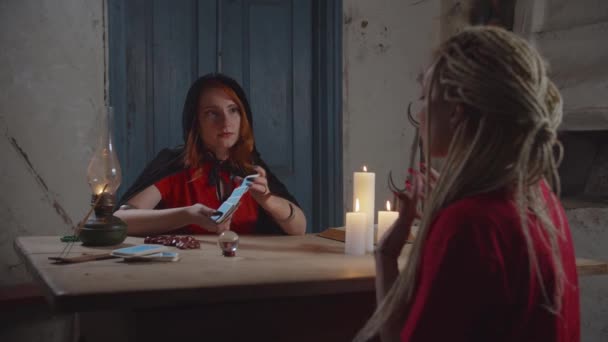 Fortuneteller praktijk waarzeggerij met tarot kaarten — Stockvideo