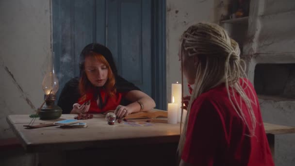 Fortuneteller prédisant l'avenir avec des pierres de rune — Video