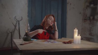 Kahin tarot kartlarıyla kehanet çalışıyor.