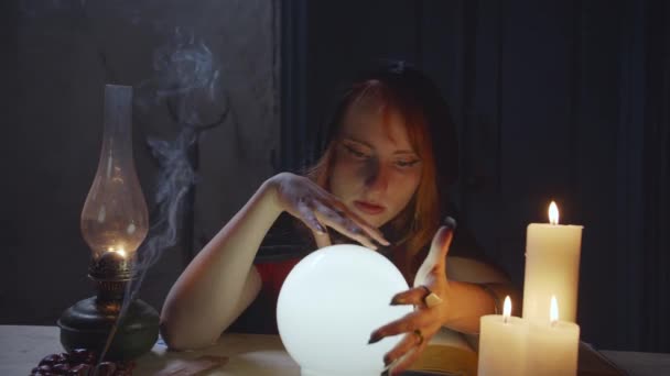 Médium utilisant boule de cristal pour prédire l'avenir — Video