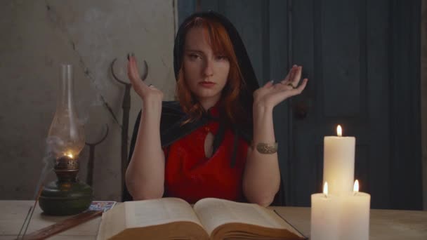 Portrait de sorcière mystérieuse avec livre magique — Video