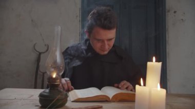 Sihirbaz sihirli kitap ve rünlerle geleceği önceden haber veriyor