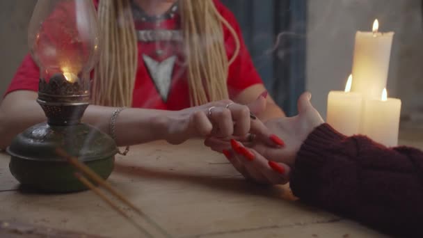 Věštec dává ženám talisman pro štěstí — Stock video