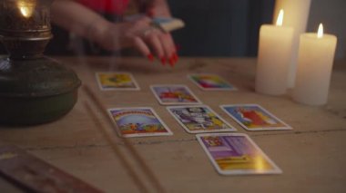 Kehanet sırasında falcı tarot kartı okuması