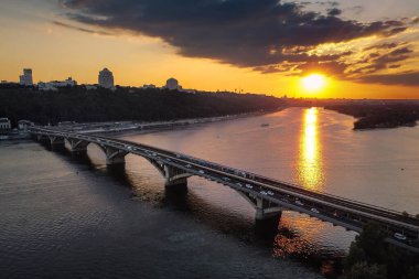 Dinyeper 'ın üzerinde gün batımı. Kiev. Ukrayna