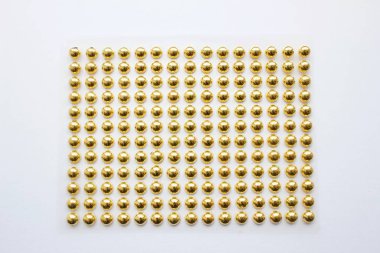 Altın boncuk, beyaz arka planda pürüzsüz satırlar