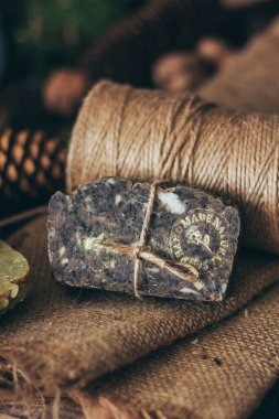 Ahşap zemin üzerinde, botanik elementlerle birlikte güzel, doğal el yapımı sabun parçaları, yakın görüş. Rahatlamak için, sağlık, spa ve aromaterapi