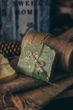 Ahşap zemin üzerinde, botanik elementlerle birlikte güzel, doğal el yapımı sabun parçaları, yakın görüş. Rahatlamak için, sağlık, spa ve aromaterapi