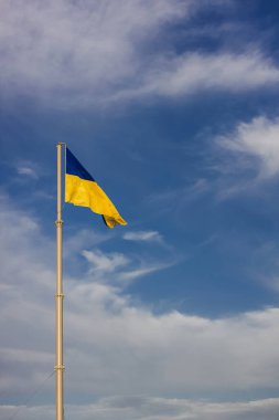 Ukrayna 'nın ulusal sarı-mavi bayrağı mavi gökyüzü arka planında dalgalanıyor