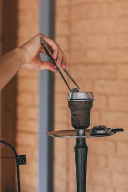 Nargile ayrıntıları sigara içmek ve doğal ışık altında vakit geçirmek için..