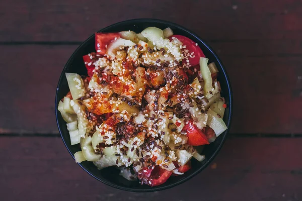 Kiraz domatesli vejetaryen salatası, mozzarella ve tohumlar. Üst görünüm