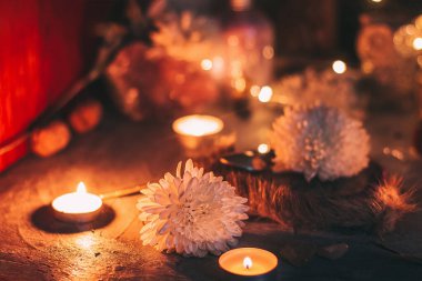 Gizemli cadılar bayramı sahnesi, cadılık pratiği, ayin mumları. Peri masalı, peri teması, değerli taşlar, çiçekler büyülü beyaz büyüye bayılır.