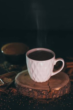 Koyu arkaplanda bir fincan sıcak çikolata