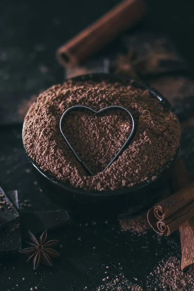 Pièces Barre Chocolat Avec Poudre Cacao Forme Coeur Sur Fond — Photo
