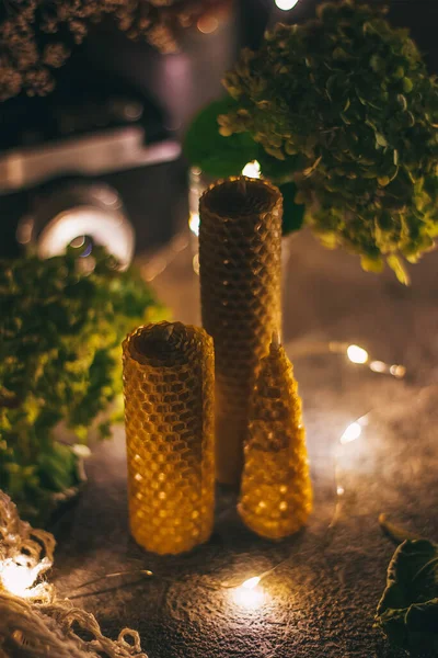 Bougies romantiques en cire naturelle fabriquées à la main pour les vacances de nid d'abeille en cire d'abeille. Avec des fleurs d'hortensia vertes Images De Stock Libres De Droits