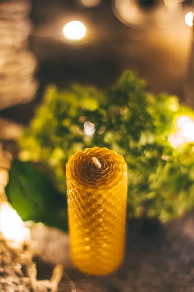 Bougies romantiques en cire naturelle fabriquées à la main pour les vacances de nid d'abeille en cire d'abeille. Avec des fleurs d'hortensia vertes Image En Vente