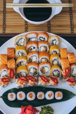 Somonlu suşi, Philadelphia krem peyniri, salatalık ve wasabi.