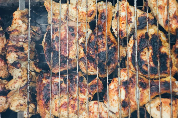 Kızarmış tavuk butları ızgarada..