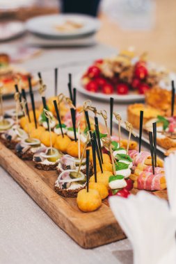 Partiden önce restoranda yemek masası servisi..