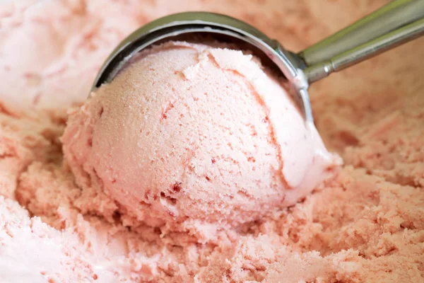 草莓铲冰淇淋背景概念特写 — 图库照片