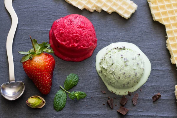 Fragola Menta Astratta Scioglimento Gelato Sul Concetto Marmo Nero Still — Foto Stock